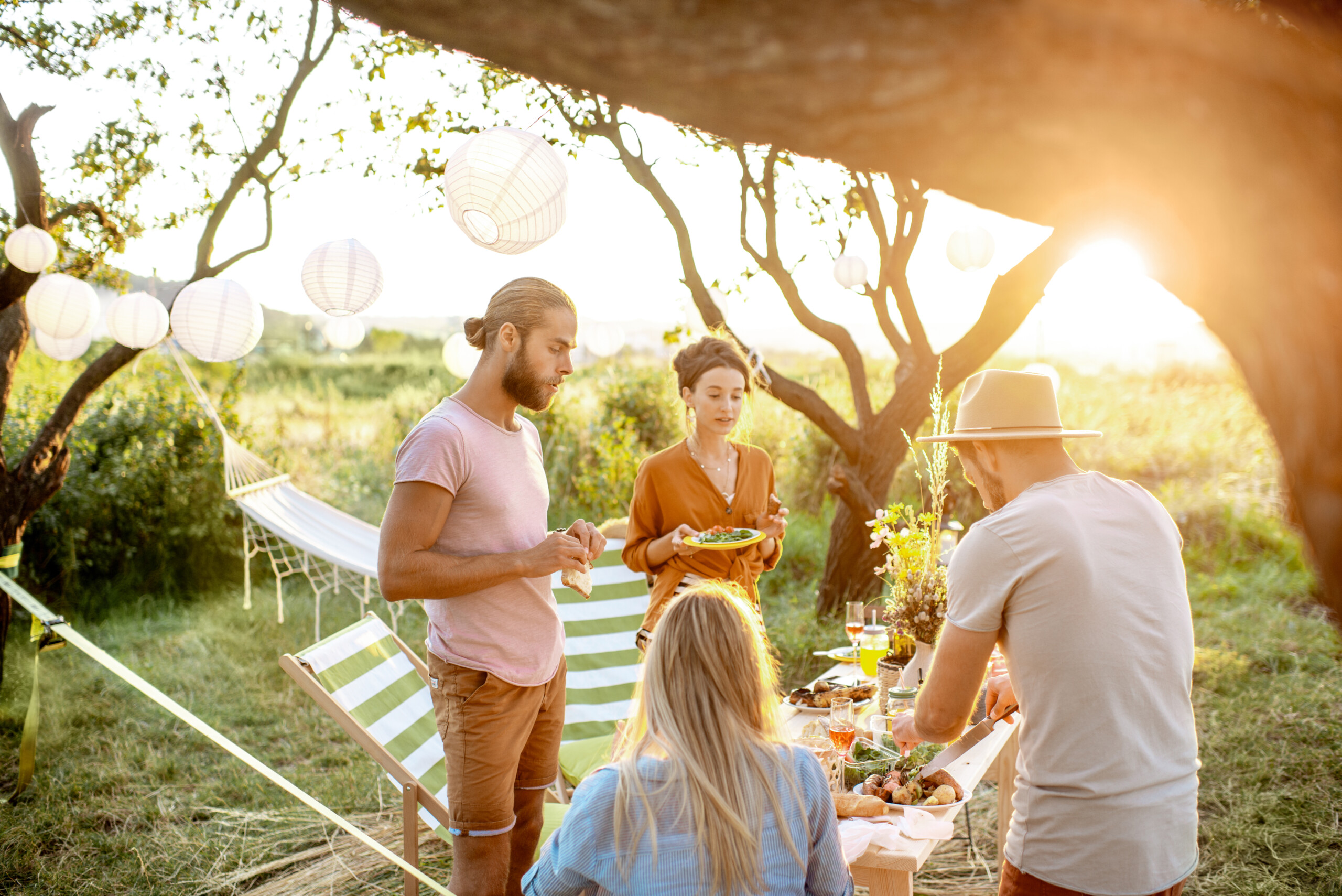 Group,Of,A,Young,Friends,Having,Festive,Lunch,At,The
